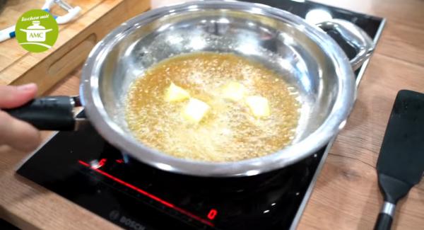Butter zusammen mit dem Zucker und den Zesten in der Pfanne auf mittlerer Hitze schmelzen.