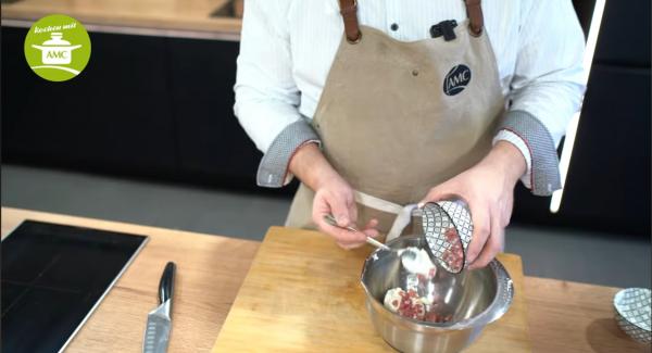 Während die Kartoffeln kochen, den Lauch klein schneiden, den Creme fraiche, die Speckwürfel und den Käse in einer Schüssel vermengen.