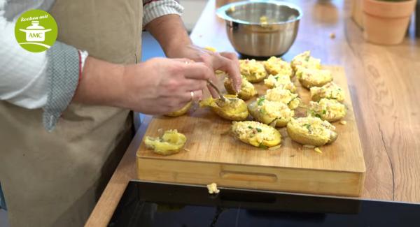 Topf in den Deckel stellen, Navigenio überkopf auf den Topf legen und auf Stufe 2 für 7 min. ausbacken, anrichten und genießen.