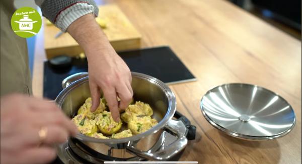 Den Topf auf die Navigenio stellen und auf Stufe 6 bis zum Fleischfenster aufheizen. In dieser Zeit die Kartoffeln befüllen. Sobald der Pieper ruft, Navigenio ausstellen und die Kartoffeln im Topf platzieren. Nach Bedarf etwas mit Olivenöl beträufeln.