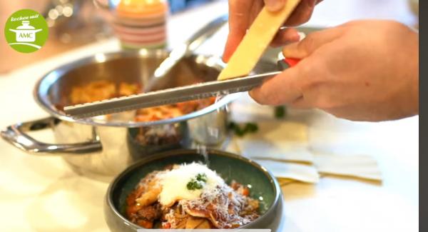 Deckel aufmachen Gericht in eine Schüssel geben und wer will noch mit Creme fraiche und/oder Parmesan 
verfeinern.