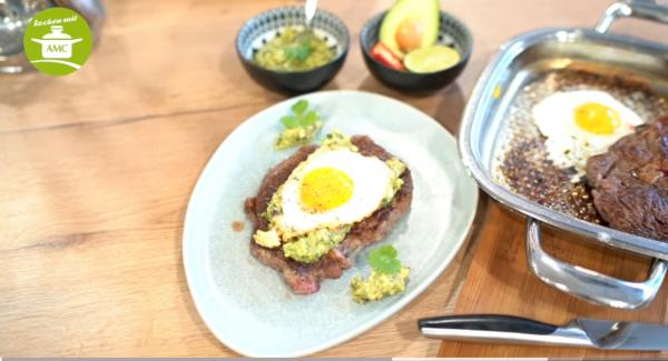 Rib-Eye-Steak mit Spiegelei & Avocado-Salsa