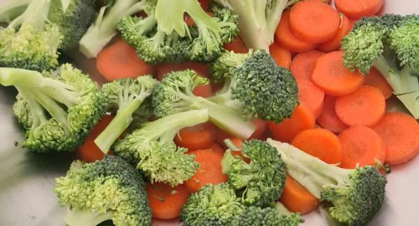 Wenn die Temperatur im Wok erreicht ist, der Audiotherm piepst, mit dem Anbraten beginnen. Das härteste Gemüse, Karotten und Brokkoli zuerst anbraten, dabei kann ruhig der Deckel wieder aufsetzen.