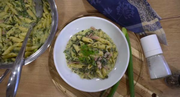 Penne mit Spinat, Schinken und Schmelzkäse