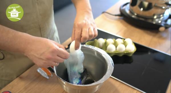 3 Eier in die Tüte dazugeben und diese Wasserfest verschließen