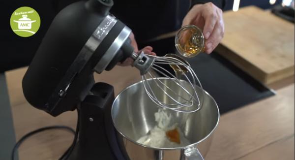 Alle Zutaten bis auf die Butter miteinander vermischen