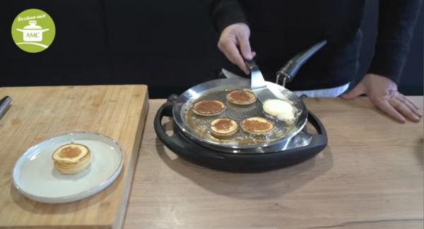 Butter in oPan geben und bei voller Stufe schmelzen, danach bei Stufe 2-3 drehen und die Pancakes braten