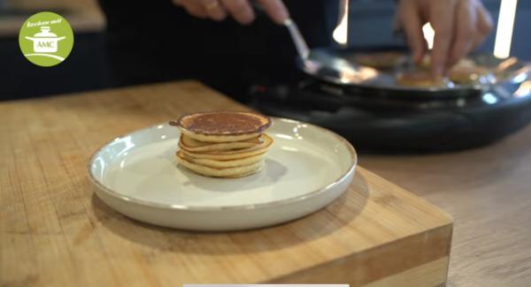 Nach belieben Pancakes auf Teller stapeln und bei bedarf mit Früchten und Ahornsirup dekorieren