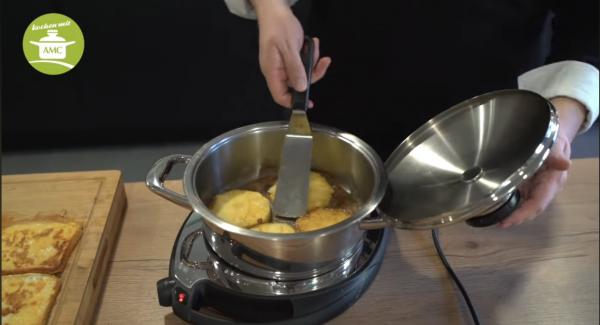 Einen weiteren EL Butter in den Topf geben und die Ananas zusammen mit dem Zucker karamellisieren.