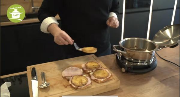 Toastbrote mit Frischkäse bestreichen und mit dem Kochschinken den Ananas Scheiben und dem Gouda Schmelzkäse belegen