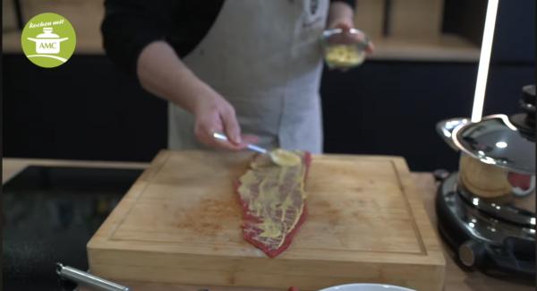 Rinderrouladen von beiden Seiten Salzen und Pfeffern, sowie mit Senf bestreichen
