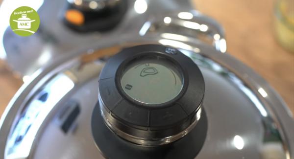 Topf erhitzen, dazu Navigenio auf Stufe 6 drehen, sowie den Audiotherm auf das Fleischsymbol stellen und die Rinderrouladen fixieren (dafür geeignet sind Zahnstocher oder Küchengarn zum zusammen binden)