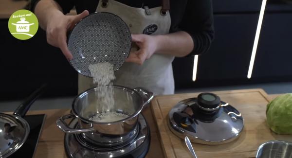 Milchreis und Wasser mit einer Prise Salz in den Topf geben und diesen auf Automatik Soft 1 Minute stellen