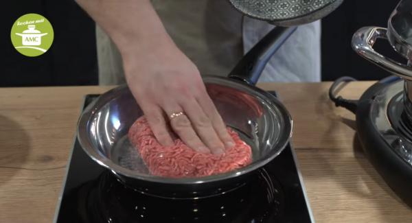 Pfanne erhitzen und bei erreichen des Fleischsymbols, Hackfleisch in Pfanne geben und anbraten