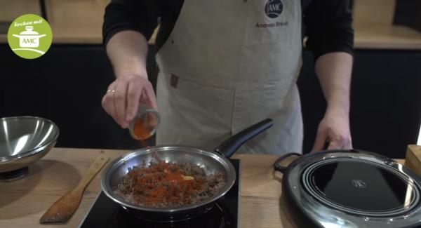 Nach anbraten des Hackfleisches, Ketchup, Senf, Paprikapulver und Worcestersauce dazu geben und im Anschluss salzen und Pfeffern