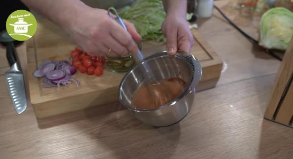 Mayo, Ketchup, Senf, Paprikapulver und Gurkenwasser in Schüssel geben und miteinander vermischen