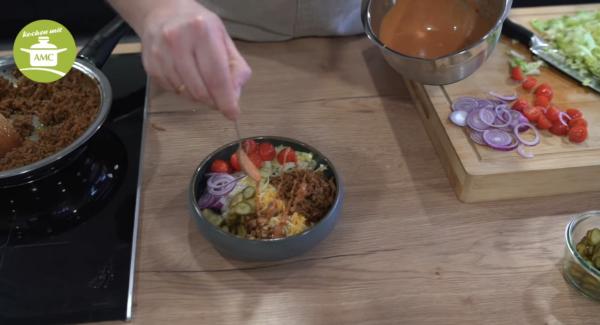 Die restlichen Zutaten klein schneiden und anschließend zusammen mit dem Milchreis, dem Hackfleisch und der Bürger soße anrichten