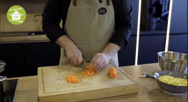 Die Kartoffeln und die Möhren schälen und anschließend in Würfel schneiden, sowie die Paprika in Würfel schneiden. Anschließend die Zwiebel in sehr sehr kleine Würfel schneiden