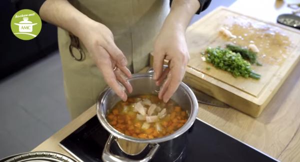 Fisch, Frühlingszwiebelm und Dill schneiden und nach beenden des Secuquick gesteuerten Vorgangs mit in den Topf geben und 5 Minuten ziehen lassen
