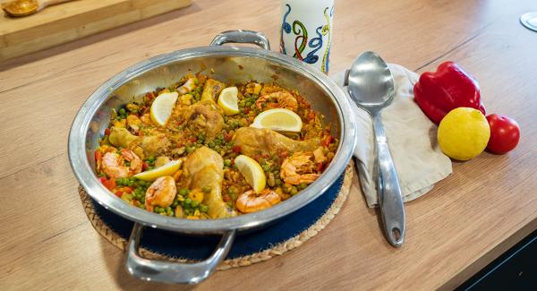 Einfache Paella mit Hähnchen und Meeresfrüchten