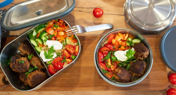 Meal Prep Rezept: Mini-Buletten mit Erbsenreis und frischem Gemüse
