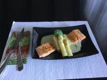 Grillierte Lachsforellenfilets mit Spargelspitzen an Bärlauchschaum