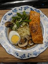 Lackierter Lachs an Nudelsuppe