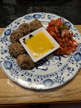 Pfannenköfte mit Zwiebel-Mango Soße und Tomatensalat