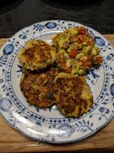 Zucchini-Wildreis-Burger mit Avocado-Tomatensalsa