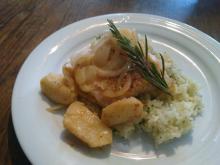 Seelachsfilet mit karamelisierten Äpfeln und Ziebeln, dazu Kräuterreis
