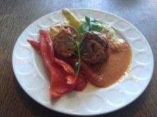 Rindsroulade mal anders, mit Spargelrisotto und glasierten Paprika