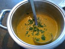 Kürbissuppe mit Kokosmilch und Parmesanchip