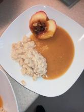 Bratapfel mit Milchreis und Fruchtpüree
