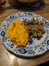 Kürbis-Süßkartoffel-Stampf mit Bratwurstpfanne