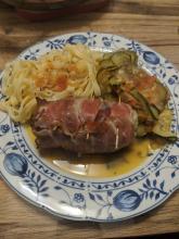 Hähnchen-Mozzarella- Roulade im Speckmandel