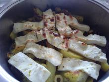 mediterane Backkartoffeln mit roten Zwiebeln, Oliven und Feta