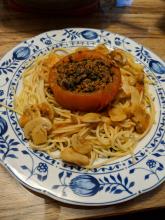 Gefüllte Tomaten auf Spaghetti