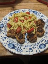 Mini-Hackfleischbällchen mit Pesto-Nudelsalat