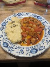 Schweinegulasch nach "Stifado Art"