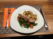 Lammracks mit Meeresspargeln, Cherrytomaten und Bäckerinnenkartoffeln