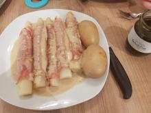 Weisse Spargeln im Rohschinkenmantel mit Bärlauchrahmsauce