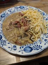 Hähnchenbrust mit Speck, Champignons und Apfel