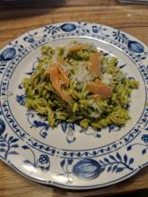 Nudel an Rucola-Basilikum-Pesto mit Lachs