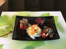 Grillierte Shrimps mit Wildschweintrockenfleisch und gem. Salat