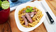 Penne mit selbstgemachter Pesto und Rindstreifen