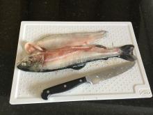 Pochierter Fisch an Rotwein-Pilz-Zwiebel-Sauce(Franz-Bistrorezept)