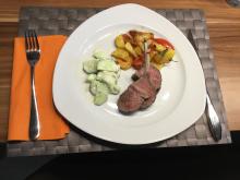 Lammracks grilliert mit Tomaten-Bratkartoffeln und Kräutergurkensalat