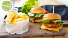 Vegetarischer Cheeseburger mit Pommes