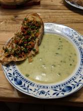 Zucchini Suppe mit "Crostini"