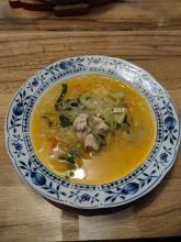 Hähnchen in roter Curry Suppe mit PakChoi